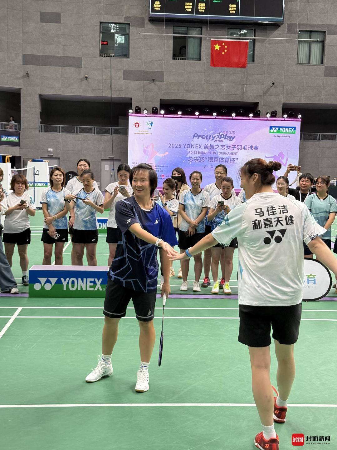 对成都羽毛, 通过美舞之 对成都羽毛, 通过美舞之